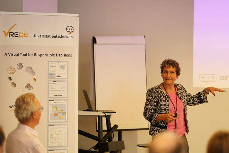 Dorothea Erharter und Alfred Strigl erklären VREDE