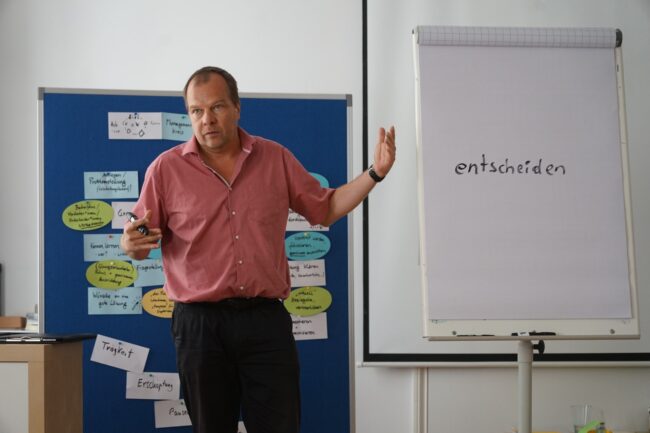 DOM09969 (Benutzerdefiniert) Elmar Türk hält den Phasenmodell-Workshop